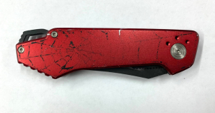 Складной нож с красной рукоятью и зубчатым лезвием
