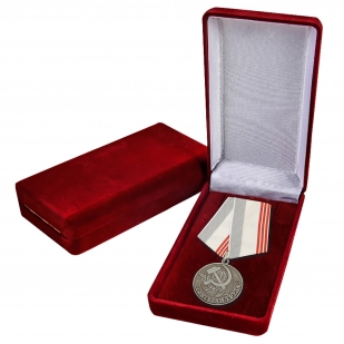Советская медаль "Ветеран труда" в футляре
