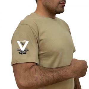 Стильная трикотажная футболка с литерой V