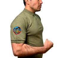 Строгая оливковая футболка-поло Zа Донбасс