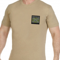 Строгая песочная футболка с вышитым полевым шевроном Новороссия