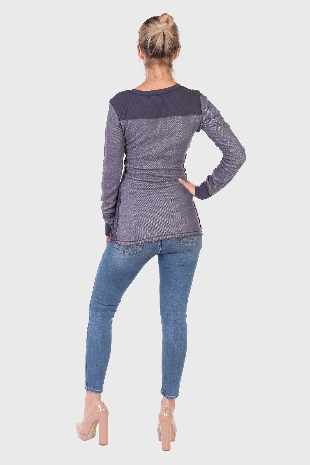 Модный женский свитер в гранж стиле