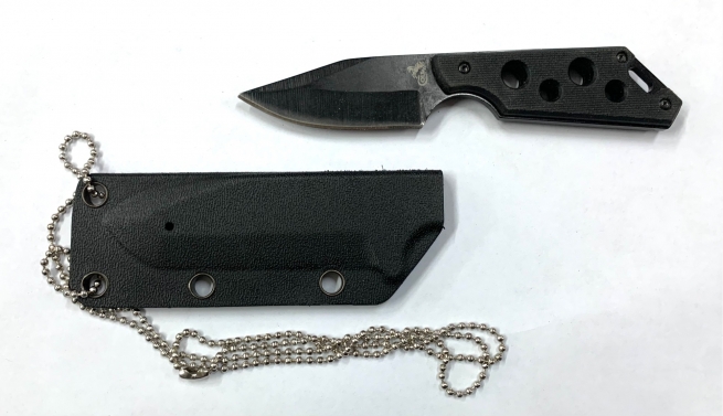 Тактический нож черного цвета с ножнами на цепочке