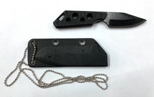 Тактический нож черного цвета с ножнами на цепочке