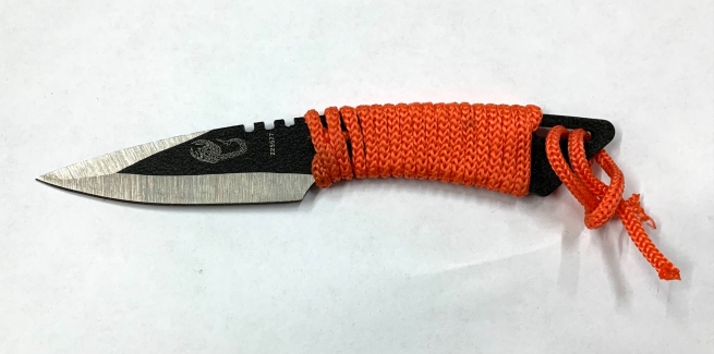 Тактический нож с оранжевым шнуром из набора для метания