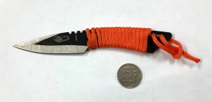 Тактический нож с оранжевым шнуром из набора для метания