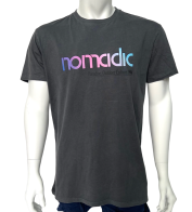 Темная мужская футболка Nomadic с цветным принтом