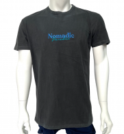 Темно-серая мужская футболка Nomadic с голубым принтом