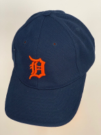 Темно-синяя бейсболка с вышитым оранжевым символом