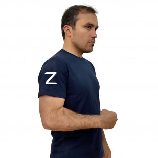 Тёмно-синяя футболка с буквой Z на рукаве