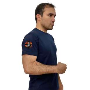 Тёмно-синяя футболка с гвардейским трансфером Zа праVду на рукаве