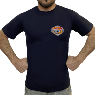 Тёмно-синяя футболка с рыболовным шевроном