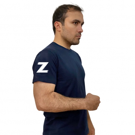 Тёмно-синяя футболка с символом Z на рукаве