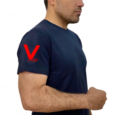 Тёмно-синяя футболка с термоаппликацией V на рукаве