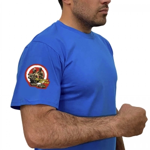 Васильковая футболка с термотрансфером "Где отвага, там сила" на рукаве