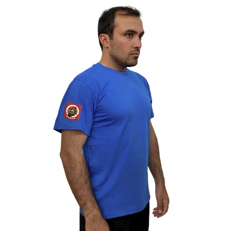 Васильковая футболка с термотрансфером Отважные на рукаве