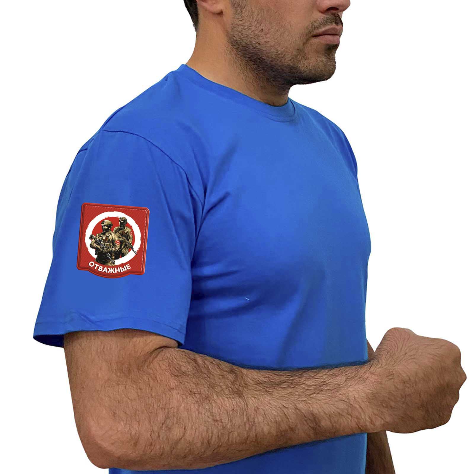 Васильковая футболка с термотрансфером "Отважные" на рукаве