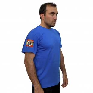 Васильковая футболка с термотрансфером Отважные Zадачу Vыполнят на рукаве