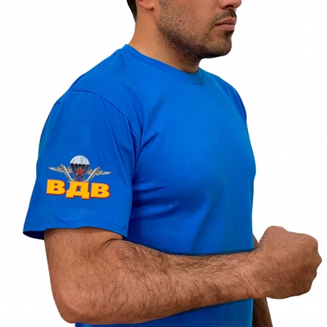 Васильковая футболка с термотрансфером ВДВ на рукаве