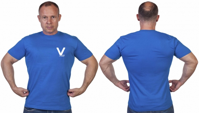 Васильковая футболка с трансфером V