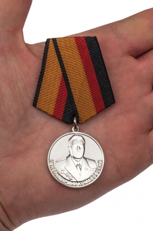 Ведомственная медаль Генерал армии Комаровский - вид на ладони