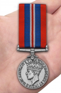 Военная медаль 1939-1945 (Великобритания) - вид на ладони