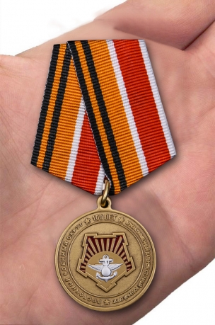 Юбилейная медаль 100 лет Восточному военному округу - вид на ладони