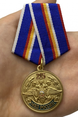 Юбилейная медаль 215 лет МВД России - вид на ладони