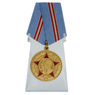 Юбилейная медаль 50 лет Вооружённых Сил СССР на подставке