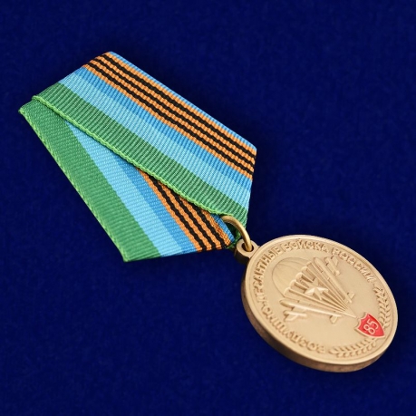 Юбилейная медаль "85 лет ВДВ" в бархатистом футляре из флока с прозрачной крышкой - общий вид