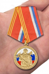 Юбилейная медаль к 100-летию образования Вооруженных сил России - вид на ладони