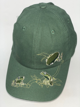 Зеленая бейсболка с вышитыми лягушками