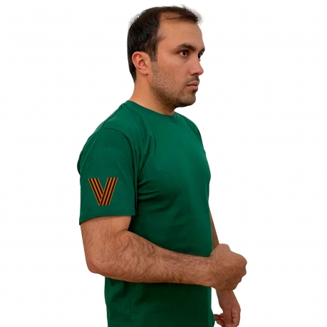 Зелёная футболка с гвардейским термотрансфером V на рукаве