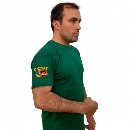 Зелёная футболка с термопереводкой ГСВГ на рукаве