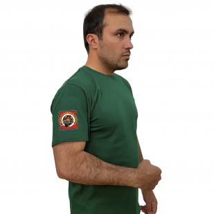 Зелёная футболка с термопринтом Отважные Zадачу Vыполнят на рукаве