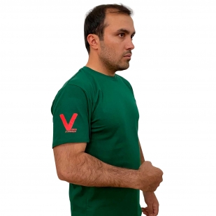 Зелёная футболка с термотрансфером V на рукаве
