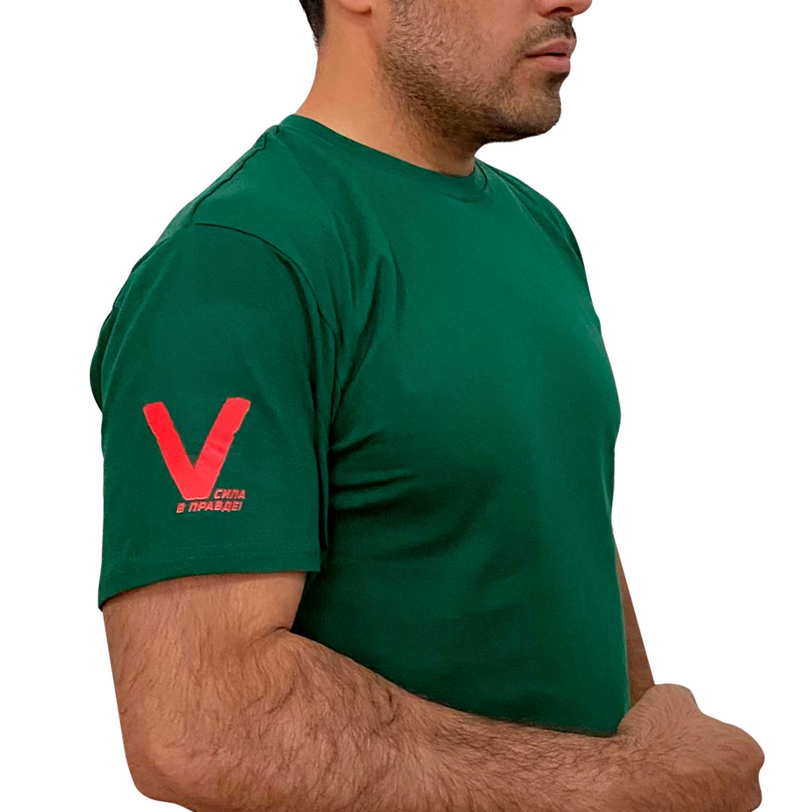 Зелёная футболка с термотрансфером V на рукаве