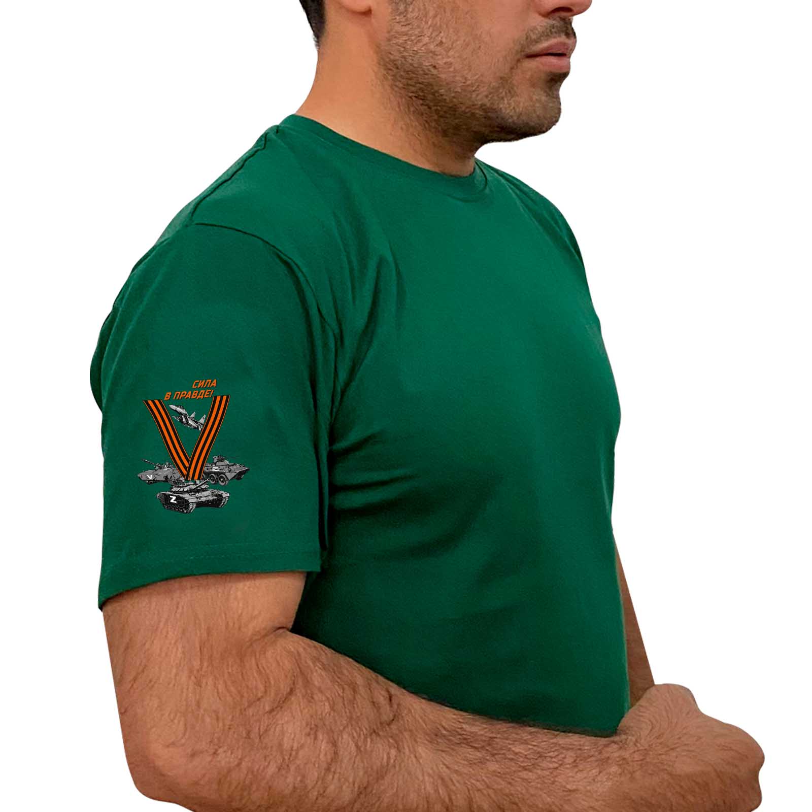 Зелёная футболка с трансфером V на рукаве