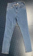 Женские джинсы голубого цвета с мелкими стразами