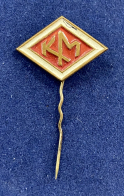 Значок на иголке КМ в форме ромба
