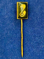 Значок на иголке с музыкальным символом
