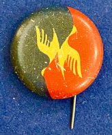 Значок на иголке со стилизованной птицей