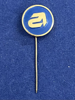 Значок на иголке со стрелкой-указателем