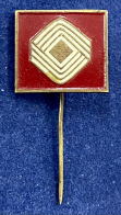 Значок на иголке Золотой ромб красная эмаль