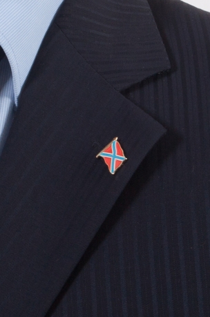 Значок "Боевой флаг Новороссии" - вид на пиджаке