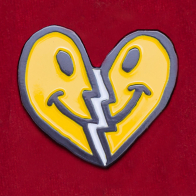 Значок со смайликом "Мое сердце не разбить"