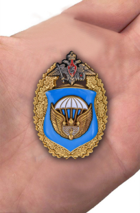 Знак "106-я гвардейская воздушно-десантная дивизия ВДВ" - вид на ладони