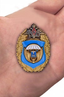 Знак "76-я гвардейская десантно-штурмовая дивизия ВДВ" - вид на ладони