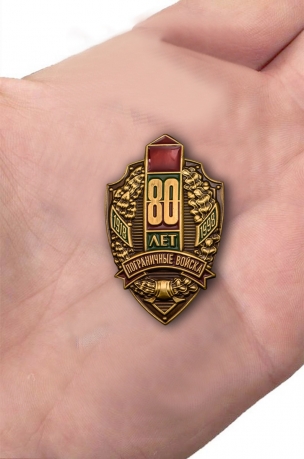 Знак 80 лет Пограничным войскам в футляре с удостоверением - вид на ладони