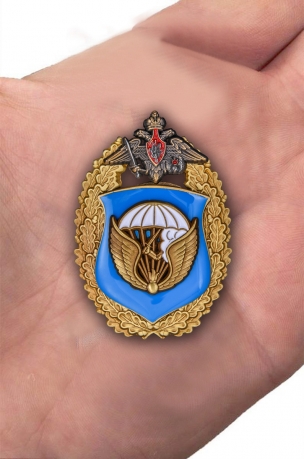 Знак "98-я гвардейская воздушно-десантная дивизия ВДВ" - вид на ладони